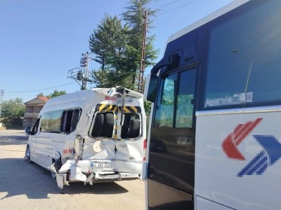 İş&ccedil;i servis midib&uuml;s&uuml;, minib&uuml;se &ccedil;arptı: 1'i ağır 17 yaralı