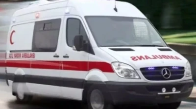 İş&ccedil;i servis minib&uuml;s&uuml; ile hafif ticari ara&ccedil; &ccedil;arpıştı: 1 &ouml;l&uuml;, 13 yaralı