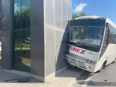 İş&ccedil;i servisi beton direğe &ccedil;arptı: 16 yaralı