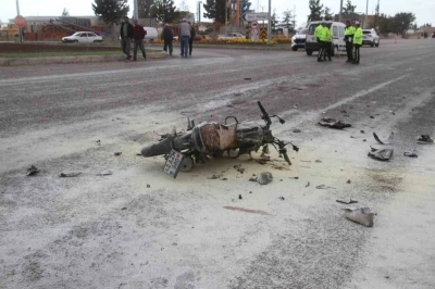 İş&ccedil;i servisi ile &ccedil;arpışan motosiklet alev aldı: 2 kişi yaralandı