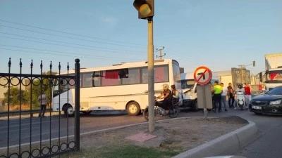 İş&ccedil;i servisi ile minib&uuml;s &ccedil;arpıştı; 4 kişi yaralandı