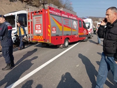 İş&ccedil;i servisi ile otomobil &ccedil;arpışt: 13 yaralı