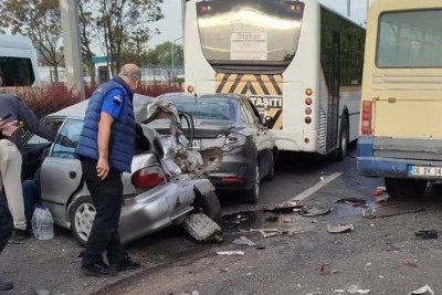 İş&ccedil;i servisi kırmızı ışıkta bekleyen ara&ccedil;lara &ccedil;arptı: 14 yaralı