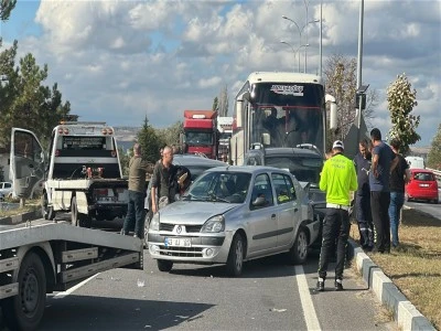 İş&ccedil;i servisi otob&uuml;s&uuml;, kırmızı ışıkta bekleyen 7 araca &ccedil;arptı: 3 yaralı