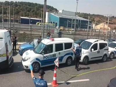 İş&ccedil;iler bir kişiyi otomobil i&ccedil;erisinde &ouml;l&uuml; bulundu