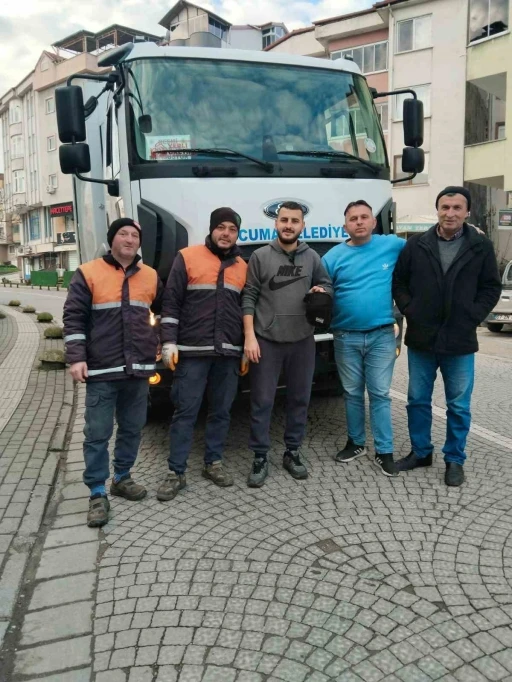 İş&ccedil;iler tarafından i&ccedil;inde para ve ziynet eşyalarının bulunan &ccedil;anta sahibine teslim edildi
