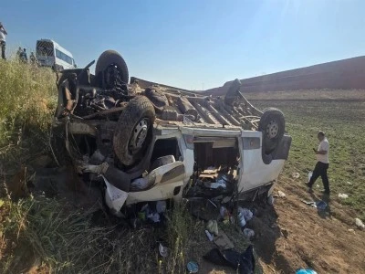 İş&ccedil;ileri taşıyan minib&uuml;s devrildi: 15 yaralı