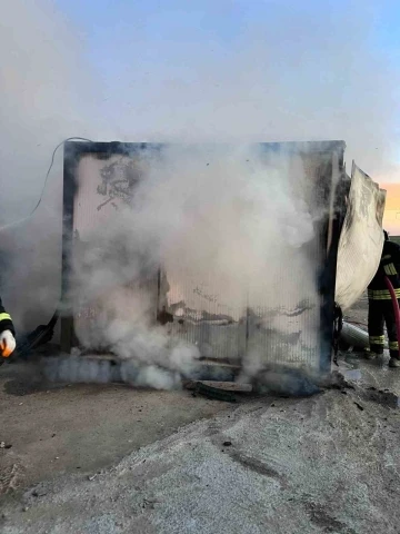 İş&ccedil;ilerin kaldığı konteyner ev alev alev yandı
