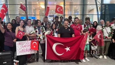 İşitme engelli milli sporcular Ankara&rsquo;da coşkuyla karşılandı