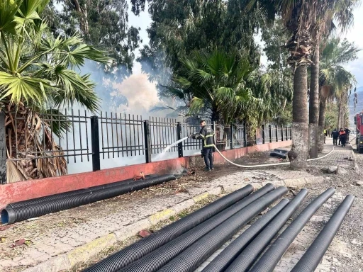 İskenderun&rsquo;da otluk alan alevlere teslim oldu
