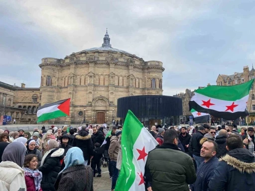 İsko&ccedil;ya&rsquo;da Suriyeliler Esad rejiminin devrilmesini kutladı
