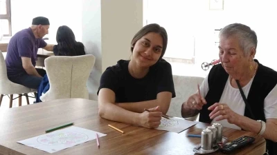 İspanyol &ouml;ğrenciler huzurevinde staj yapıyor
