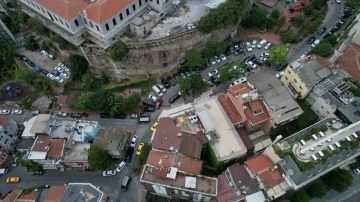 İSPARK&rsquo;ın otopark olarak kullandığı 1800 yıllık tarihi hipodrom duvarı havadan g&ouml;r&uuml;nt&uuml;lendi
