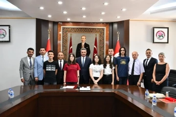 Isparta Valisi Baruş LGS birincileri ile bir araya geldi
