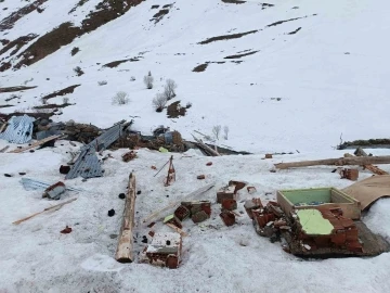 İspir&rsquo;de &ccedil;ığ yayla evlerini yerle bir etti
