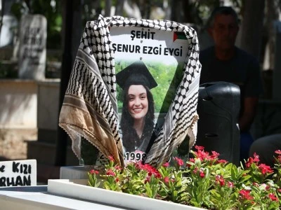 İsrail askerleri tarafından vurulan Ayşenur Ezgi, mezarı başında anıldı