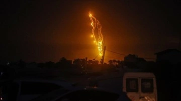 İsrail, Gazze Şeridi'nin &ccedil;eşitli b&ouml;lgelerini gece boyunca bombaladı