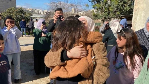 İsrail&rsquo;in serbest bıraktığı Filistinli Cenin Amro ailesine kavuştu
