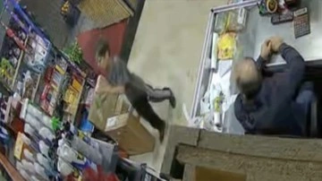 İsrail menşeli &uuml;r&uuml;n&uuml; iade eden &ccedil;ocuğun g&ouml;r&uuml;nt&uuml;leri sosyal medyada ilgi g&ouml;rd&uuml;