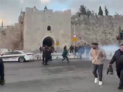 İsrail polisinden namaz kılmak i&ccedil;in toplanan Filistinlilere m&uuml;dahale