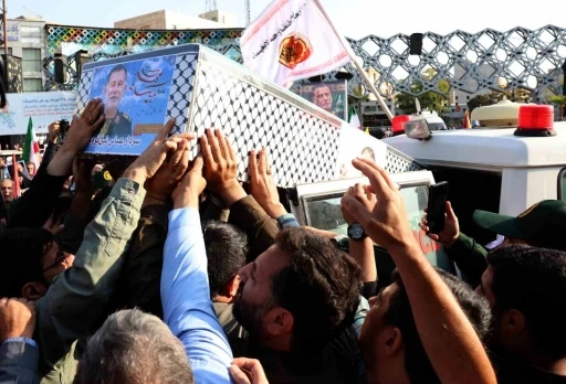 İsrail saldırısında &ouml;ld&uuml;r&uuml;len İranlı General Nilfuruşan i&ccedil;in cenaze t&ouml;reni d&uuml;zenlendi
