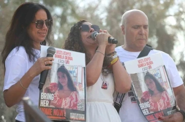 İsrailli esirlerin yakınları Gazze sınırını ge&ccedil;meye &ccedil;alıştı
