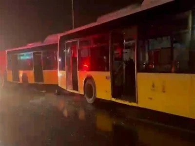 İstanbul Başakşehir'de 3 İETT otob&uuml;s&uuml; &ccedil;arpıştı; 5 yaralı