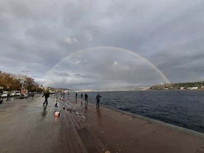İstanbul Boğazı&rsquo;nda g&ouml;kkuşağı s&uuml;rprizi