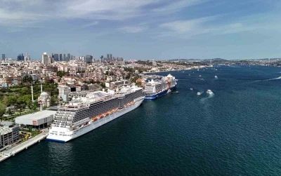 İstanbul Boğazı&rsquo;nda iki dev kruvaziyer gemisi havadan g&ouml;r&uuml;nt&uuml;lendi
