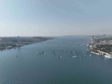 İstanbul Boğazı&rsquo;nda yapılan yelkenli yarışı kartpostallık g&ouml;r&uuml;nt&uuml;ler oluşturdu
