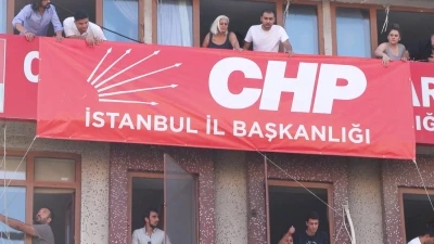  CHP'nin Bah&ccedil;elievler'deki binasına 'İstanbul İl Başkanlığı' yazılı pankart asıldı