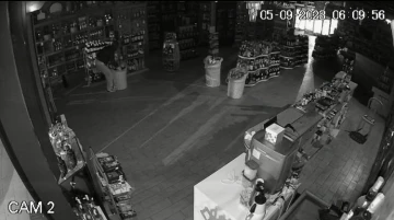 İstanbul&rsquo;da 280 bin liralık tekel soygunu kamerada: Dakikalar i&ccedil;inde d&uuml;kkanı boşalttılar
