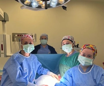 İstanbul&rsquo;da 40 yaşındaki kadının rahminden 32 adet miyom &ccedil;ıkarıldı
