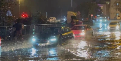 İstanbul&rsquo;da aniden bastıran sağanak yağmur hayatı fel&ccedil; etti