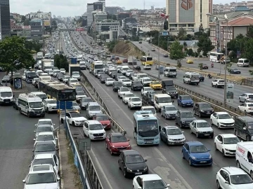 İstanbul&rsquo;da bayram tatili başlamasıyla trafikte yoğunluk yaşanıyor
