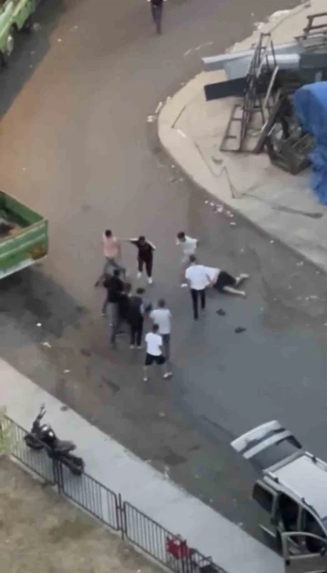 İstanbul&rsquo;da dehşet anları kamerada: Sopayla başına vurup bayılttı, yerde tekmeledi
