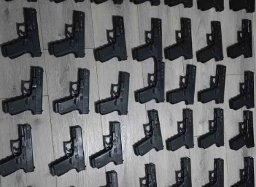İstanbul&rsquo;da g&ouml;zaltına alınan kişinin evinden ve aracından 50 tabanca &ccedil;ıktı