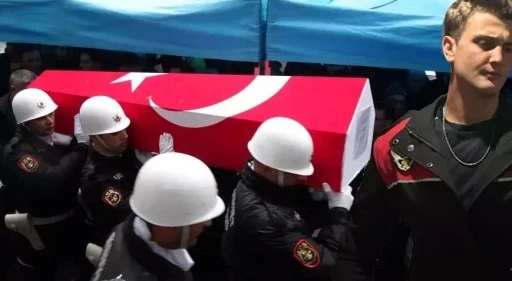 İstanbul'da hayatını kaybeden polis memuru &Ccedil;anakkale'de toprağa verildi
