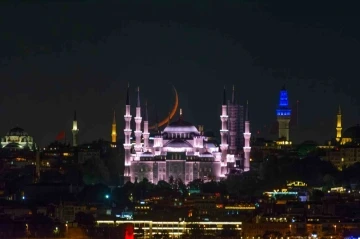 İstanbul&rsquo;da hilal, Sultanahmet Camii ile buluştu
