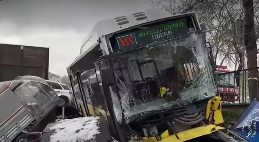 İstanbul'da korkun&ccedil; kaza: İETT otob&uuml;s&uuml; otoparka daldı