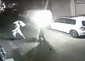 İstanbul&rsquo;da kuaf&ouml;re molotoflu saldırı kamerada
