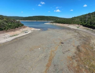 İstanbul&rsquo;da Kuruyan barajlar piknik alanı oldu
