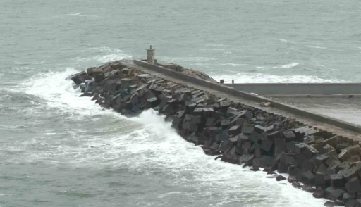 İstanbul&rsquo;da lodos etkili oluyor: Karaburun Limanı&rsquo;nda dev dalgalar oluştu
