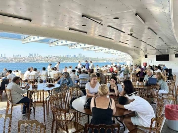 İstanbul&rsquo;da &ouml;ğrenci yurtlarında &uuml;cretsiz kalan emekliler boğaz turu yaptı
