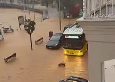 İstanbul&rsquo;da sağanak etkili oluyor; deniz karayla birleşti