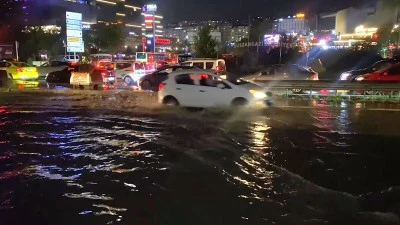 İstanbul&rsquo;da sağanak etkili oluyor; yollar g&ouml;le d&ouml;nd&uuml;