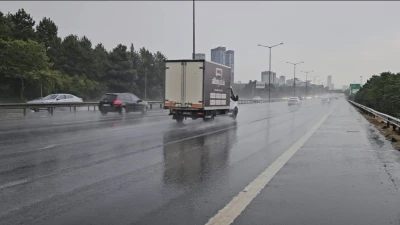 İstanbul&rsquo;da sağanak yağış Avrupa Yakası&rsquo;nda etkisini s&uuml;rd&uuml;r&uuml;yor