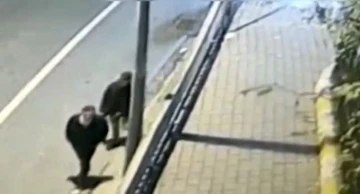 İstanbul&rsquo;da &rsquo;silkeleme&rsquo; y&ouml;ntemiyle yankesicilik: Hırsızlar &ccedil;aldığı telefonu takside d&uuml;ş&uuml;rd&uuml;
