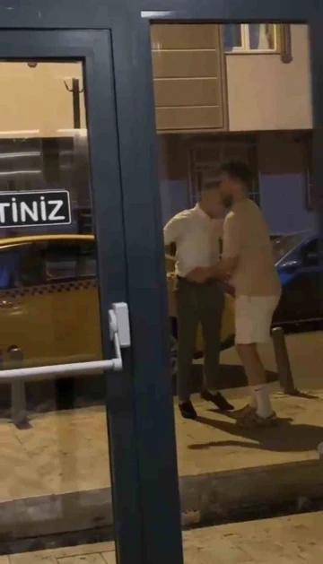 İstanbul&rsquo;da taksici dehşeti kamerada: Yolcusunun sevgilisine kafa attı
