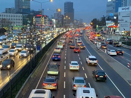 İstanbul&rsquo;da trafik yoğunluğu y&uuml;zde 90&rsquo;a ulaştı
